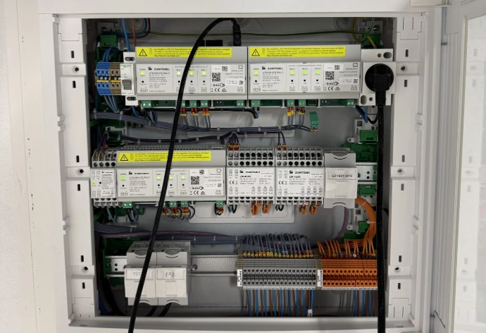 Armoire de gestion DALI précâblée sur mesure pour réseaux d'éclairage tertiaires.